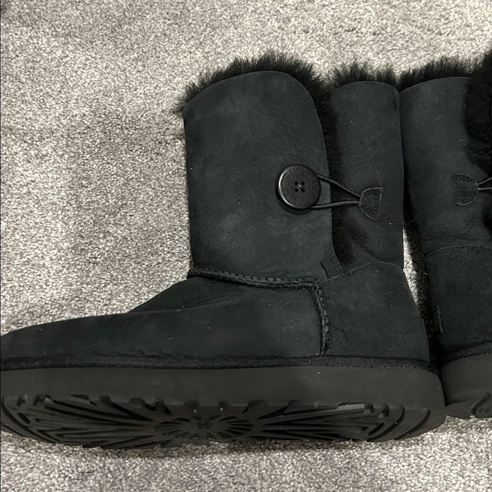 UGGS - Picture 4 of 5